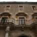 E a pianta rettangolare e limponente corpo centrale  costituito dal portale ad arco a tutto sesto, delimitato da alte colonne e da lesene che sostengono un balcone mistilineo 